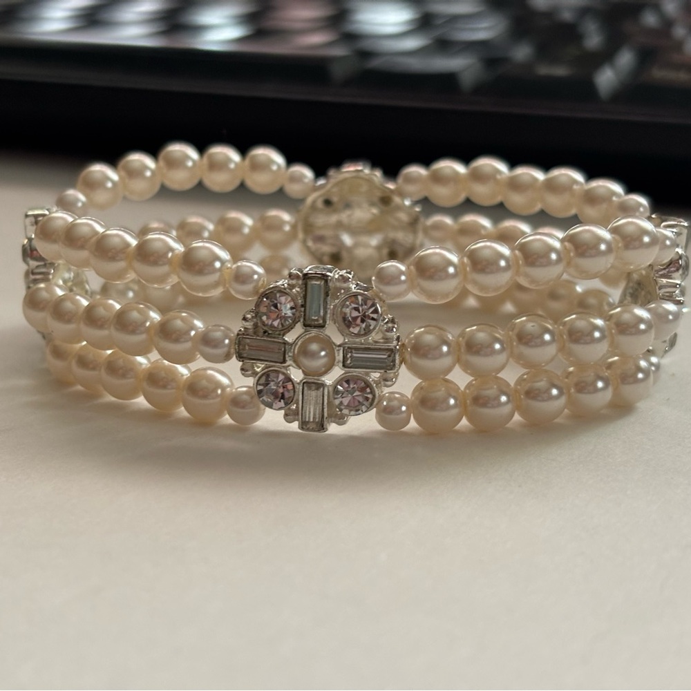 💗💗💗Vintage estate sale possible pearls, UNTESTED, with Crystal like Flower - Picture 2 of 5